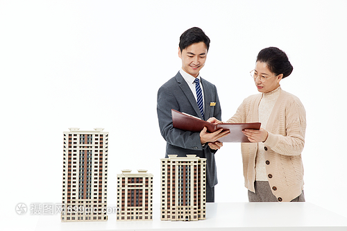 老年人購房攻略 如何審閱合同并尋求專業(yè)咨詢